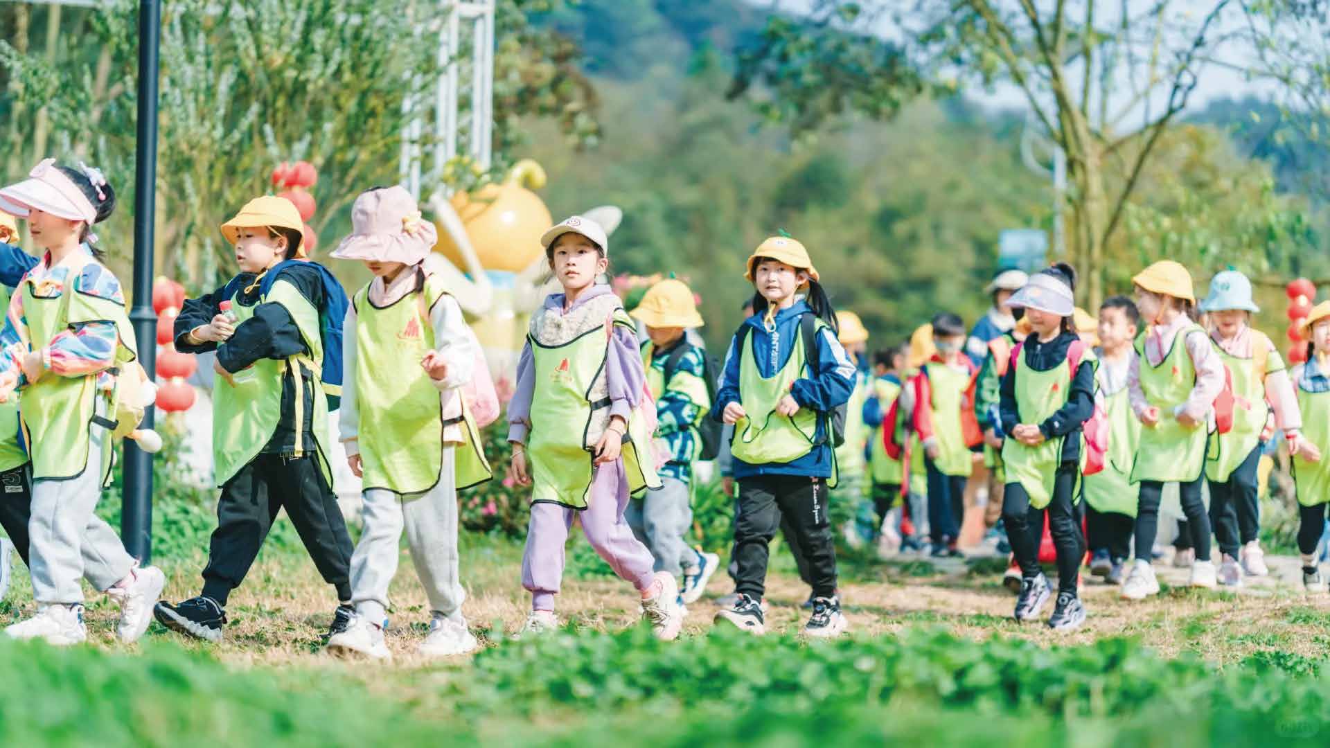 孩子们在户外自然研学活动中结伴同行